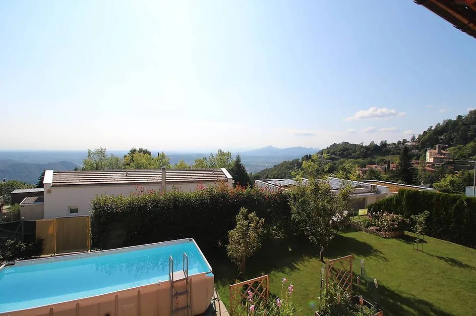 Schönes eigenständiges Haus mit Garten und offener Aussicht
