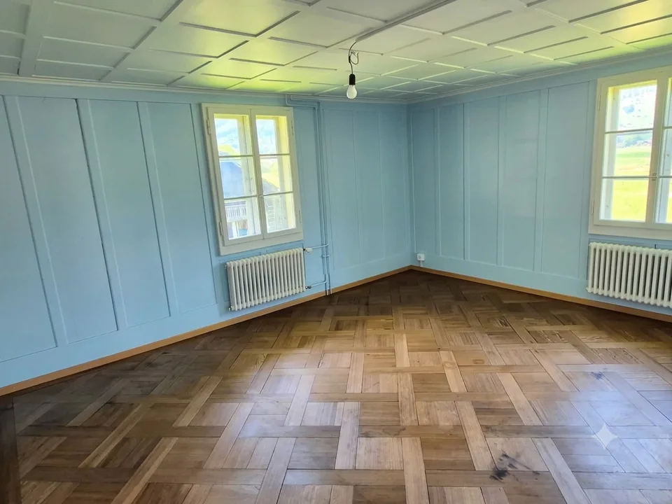 Delizioso appartamento di 3.5 locali in un edificio storico con vista sulla montagna a Giswil