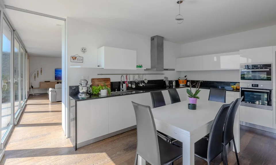 ESCLUSIVA VILLA 6.5 LOCALI CON PISCINA E GIARDINO A CADRO