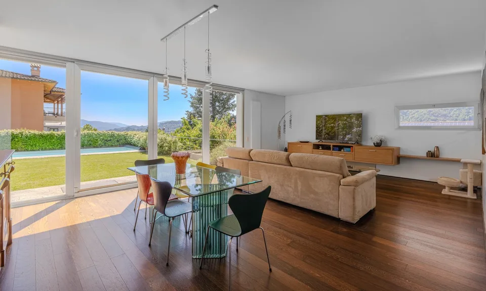 ESCLUSIVA VILLA 6.5 LOCALI CON PISCINA E GIARDINO A CADRO