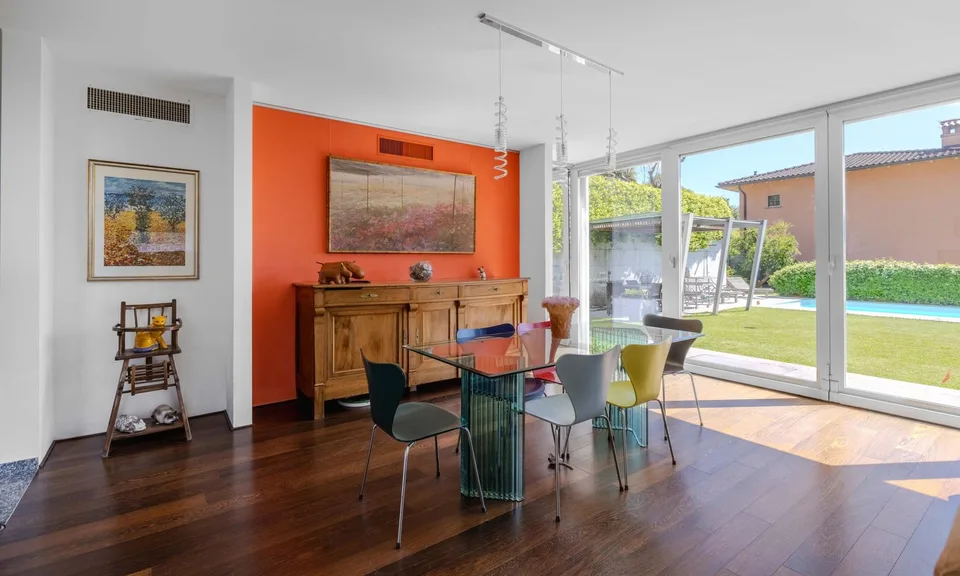 ESCLUSIVA VILLA 6.5 LOCALI CON PISCINA E GIARDINO A CADRO
