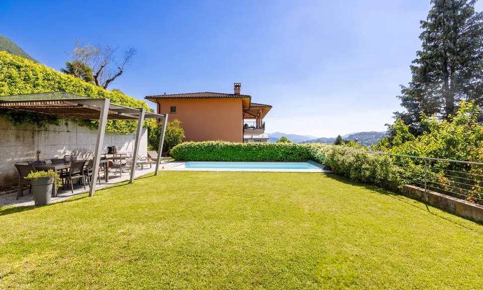 ESCLUSIVA VILLA 6.5 LOCALI CON PISCINA E GIARDINO A CADRO