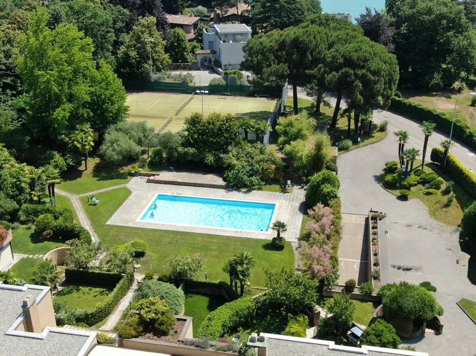 COLLINA DORO: CASA CON GIARDINO IN RESIDENCE CON PISCINA E TENNIS