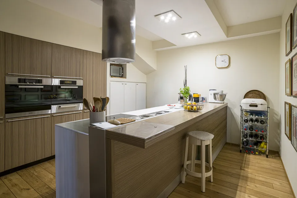 COLLINA DORO: CASA CON GIARDINO IN RESIDENCE CON PISCINA E TENNIS