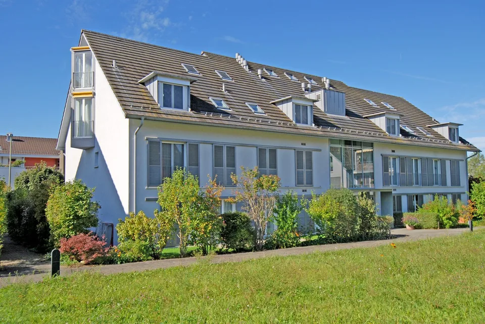Attraktive Eigentumswohnung, 4½-Zimmer im Parterre, mit eigener Grünfläche und Tiefgaragenplatz
