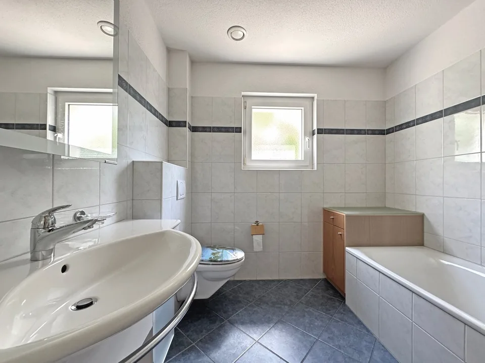 Attraktive Eigentumswohnung, 4½-Zimmer im Parterre, mit eigener Grünfläche und Tiefgaragenplatz – Foto 7 von 19