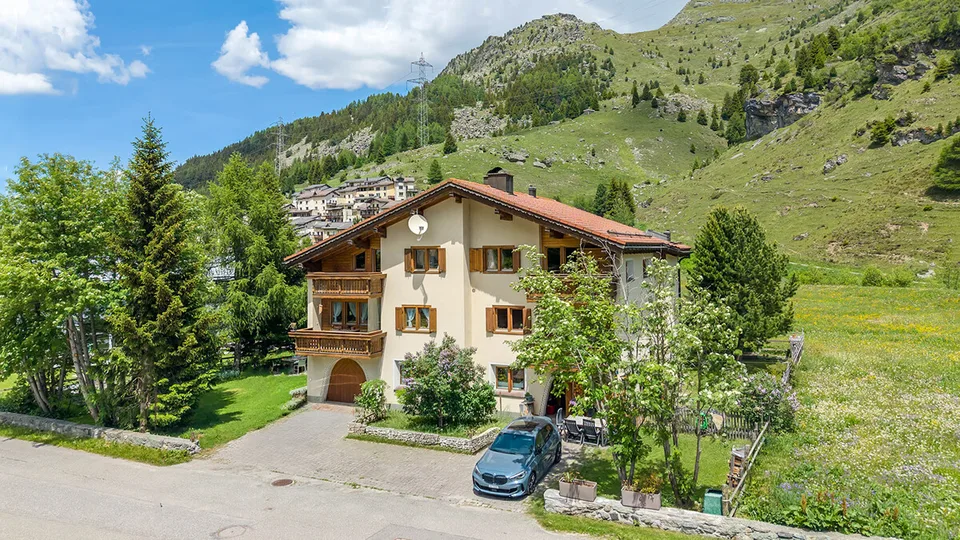 Ampia casa semidetached a Bivio con giardino e appartamento separato