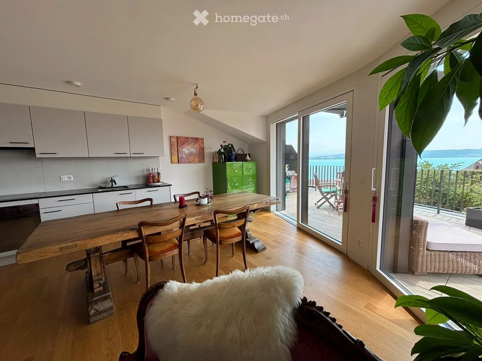 Schönes Attikapartment mit 3,5 Zimmern und Seeblick in Saint-Aubin