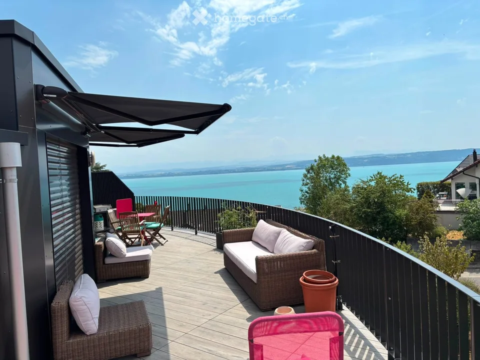 Bel attique de 3,5 pièces avec vue sur le lac à Saint-Aubin