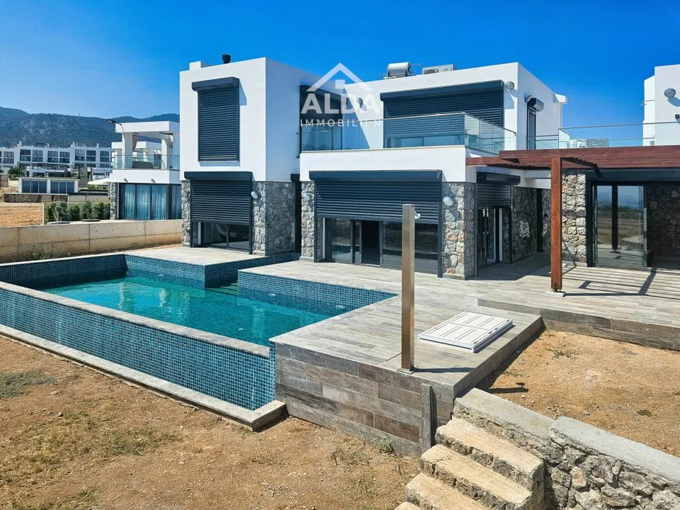 Mediterraner Wohnluxus mit Meerblick und privatem Pool