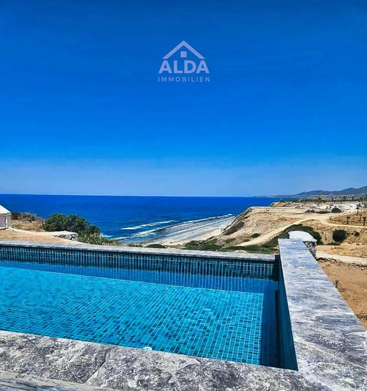 Mediterraner Wohnluxus mit Meerblick und privatem Pool