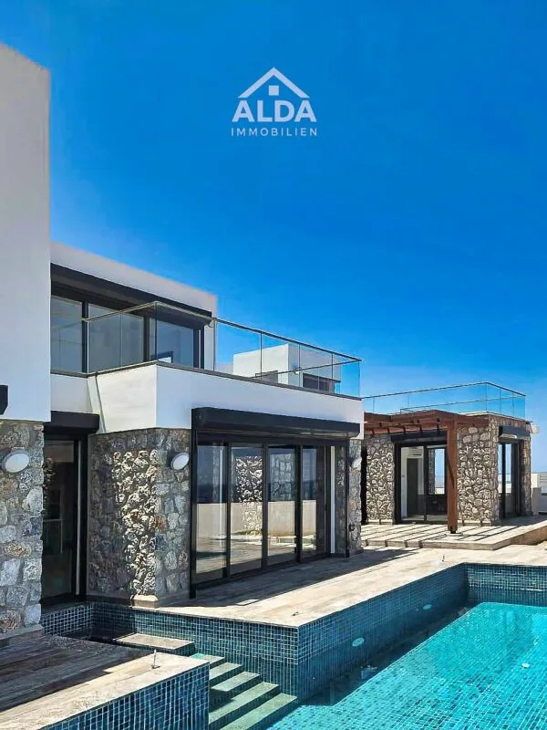 Mediterraner Wohnluxus mit Meerblick und privatem Pool