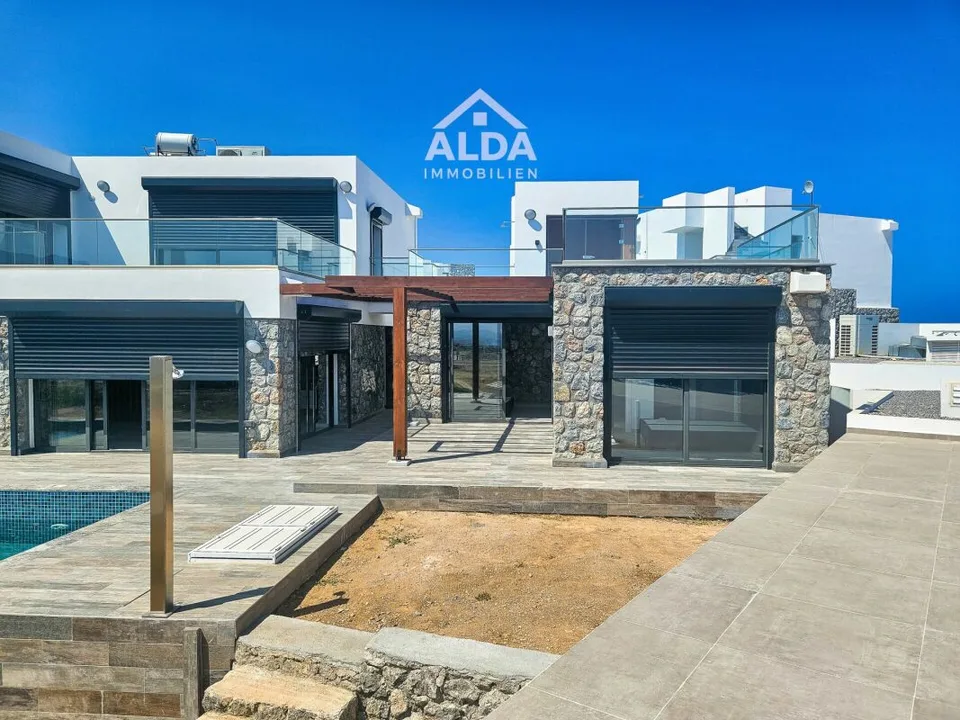 Mediterraner Wohnluxus mit Meerblick und privatem Pool