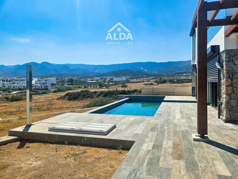 Mediterraner Wohnluxus mit Meerblick und privatem Pool