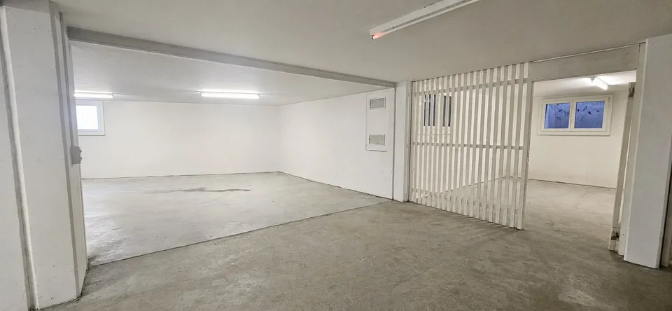 Ampio spazio di stoccaggio / cantina / posti auto