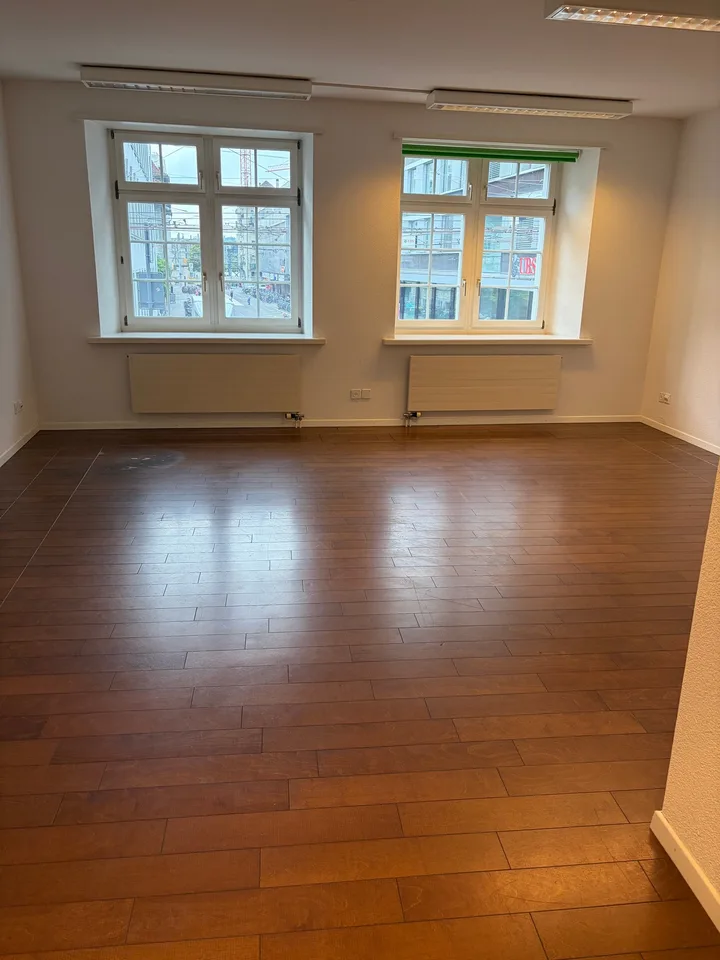 Bureaux ou locaux de pratique à proximité immédiate de la gare principale