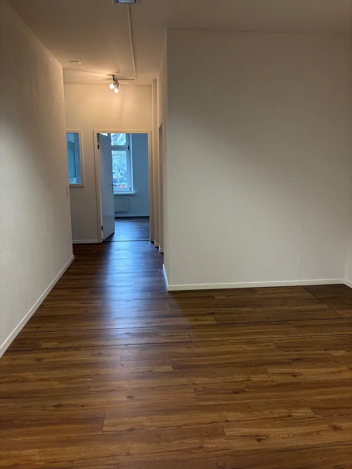 Bureaux ou locaux de pratique à proximité immédiate de la gare principale