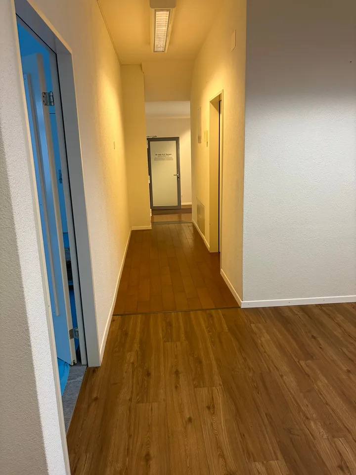 Bureaux ou locaux de pratique à proximité immédiate de la gare principale
