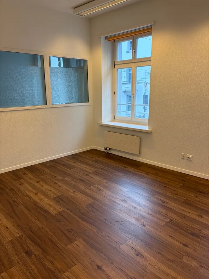 Bureaux ou locaux de pratique à proximité immédiate de la gare principale