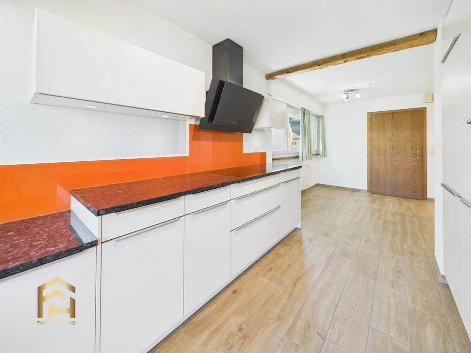 Appartement de 4,5 pièces situé au centre avec balcon et espace de jardin