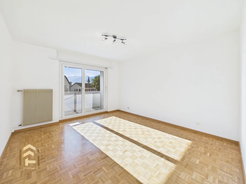 Appartement de 4,5 pièces situé au centre avec balcon et espace de jardin