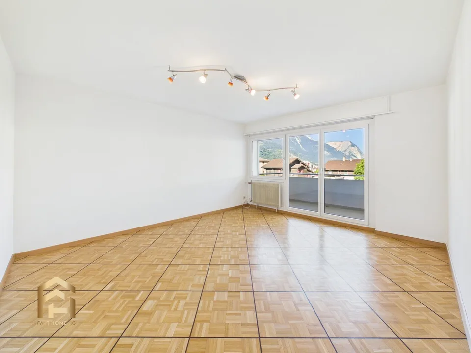 Appartement de 4,5 pièces situé au centre avec balcon et espace de jardin