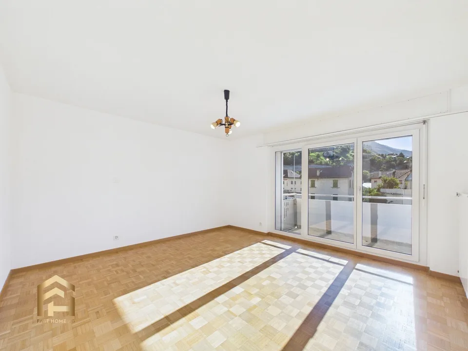Appartement de 4,5 pièces situé au centre avec balcon et espace de jardin