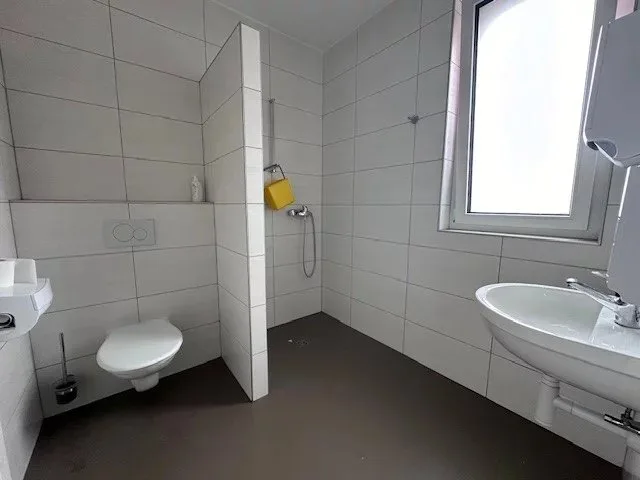 Magazzino al piano terra con ingresso per veicoli di 180 m2