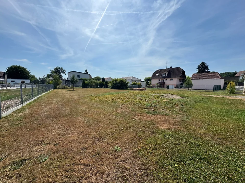 Terrain, à deux pas de la frontière Suisse
