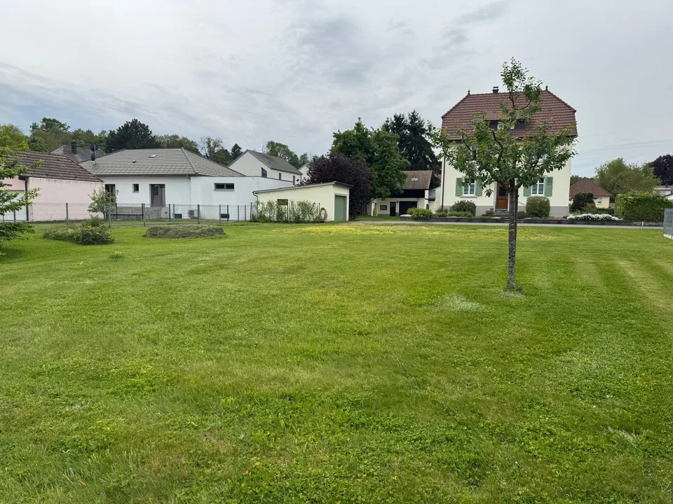 Terrain, à deux pas de la frontière Suisse