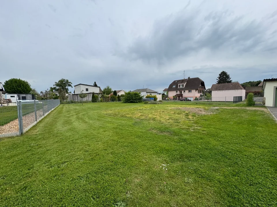 Terrain, à deux pas de la frontière Suisse