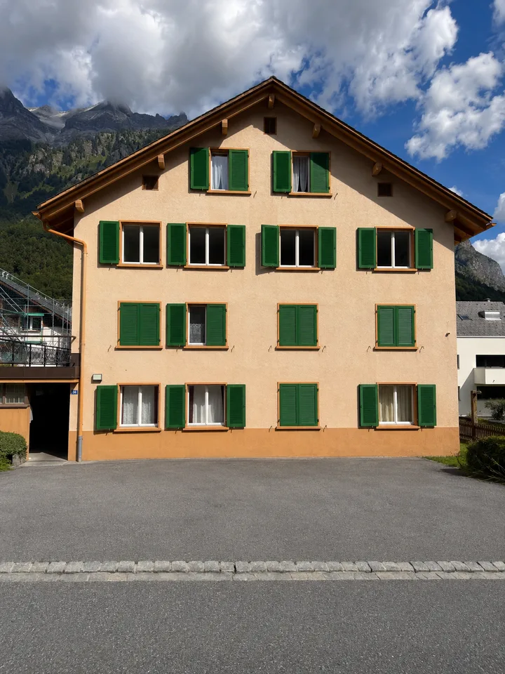 Charmante 3.5-Zimmer-Altbauwohnung mit Balkon und Bergblick in Haslen GL