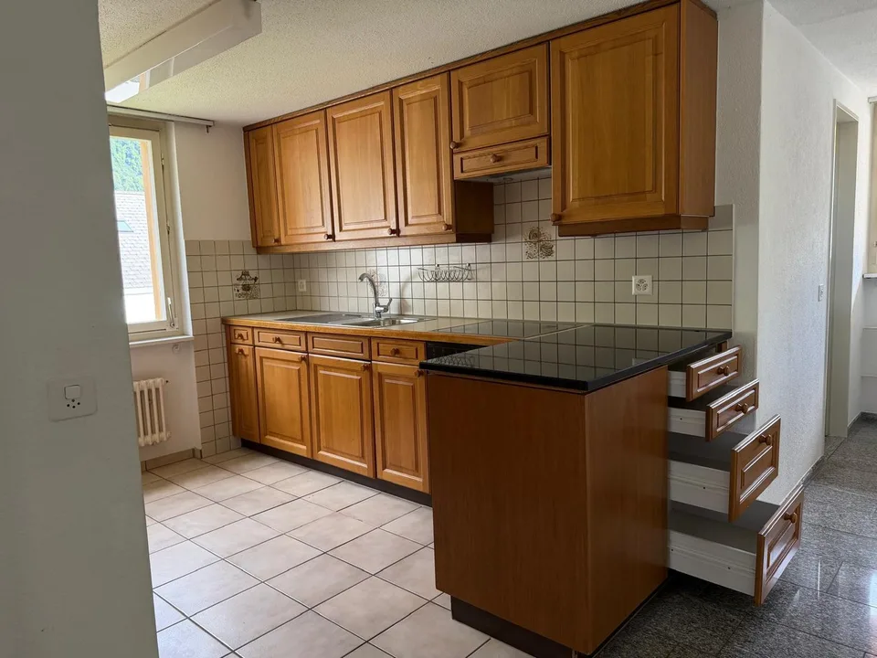 Charmant appartement 3.5 pièces dans un immeuble ancien avec balcon et vue sur les montagnes à Haslen GL