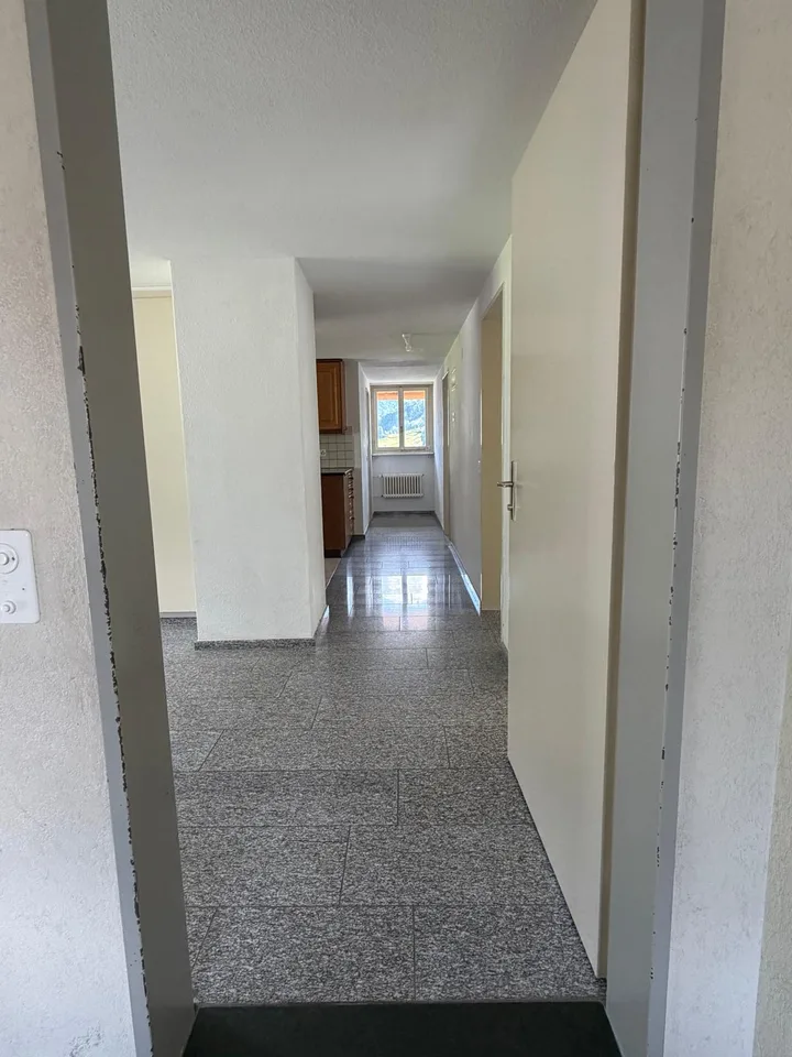 Charmant appartement 3.5 pièces dans un immeuble ancien avec balcon et vue sur les montagnes à Haslen GL