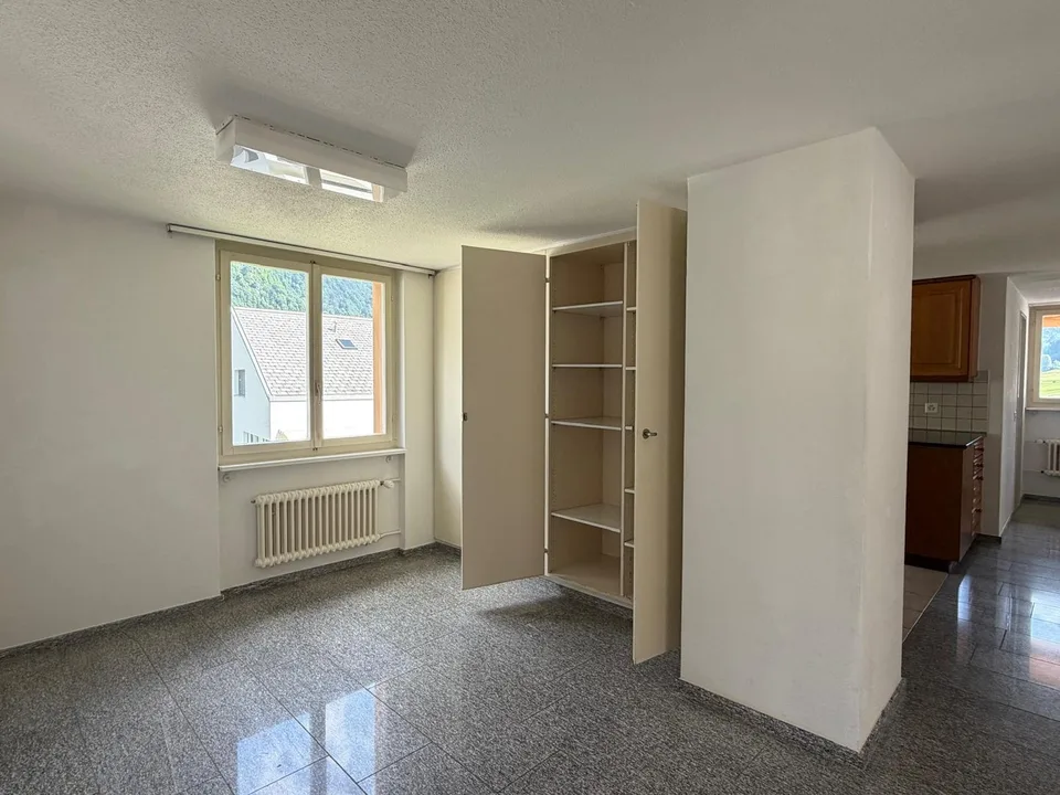 Charmant appartement 3.5 pièces dans un immeuble ancien avec balcon et vue sur les montagnes à Haslen GL