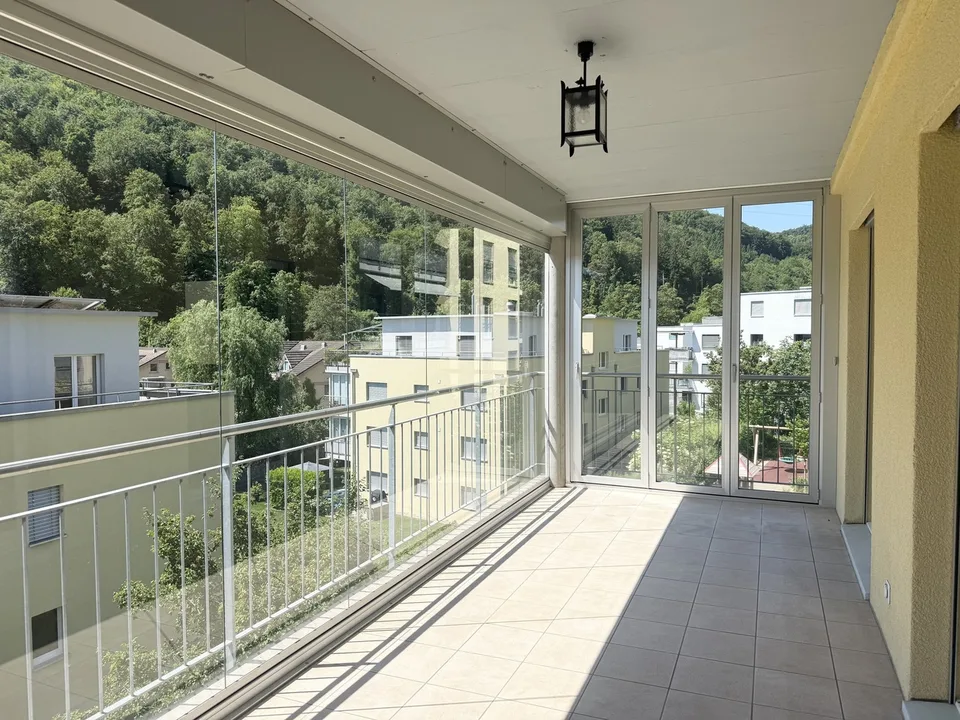 APPARTEMENT 4,5 PIÈCES AVEC BALCON SPACIEUX ET PIÈCES SECONDAIRES POLYVALENTES