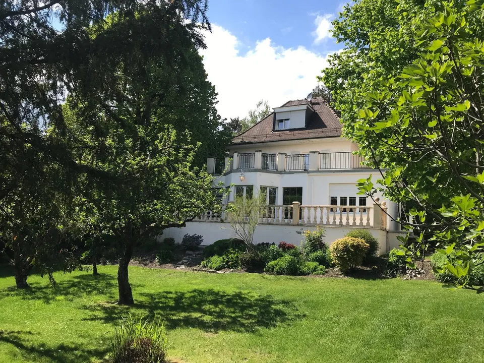 TRES BELLE PROPRIETE 9 PIECES AU PETIT SACONNEX AVEC GRAND JARDIN ET AU CALME