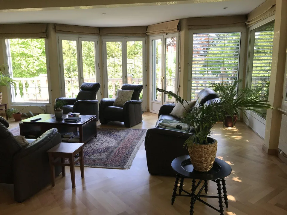 TRES BELLE PROPRIETE 9 PIECES AU PETIT SACONNEX AVEC GRAND JARDIN ET AU CALME