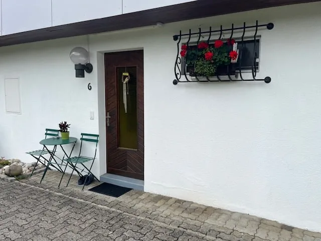 Einfamilienhaus (einseitig angebaut) an ruhiger Lage mit charmantem Garten.
