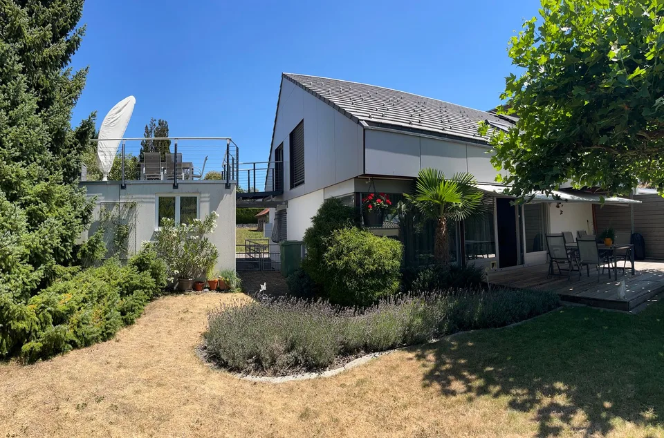 Einfamilienhaus (einseitig angebaut) an ruhiger Lage mit charmantem Garten.