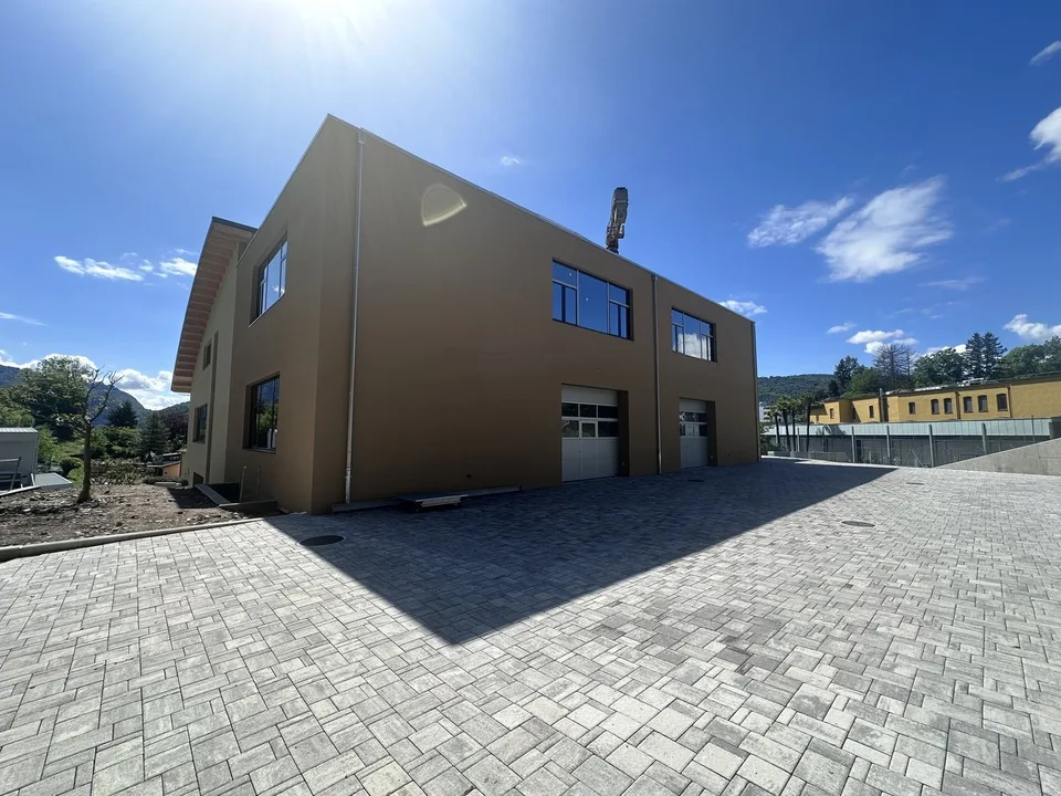 NOUVEL IMMEUBLE COMMERCIAL DE 2670 M² À VACALLO