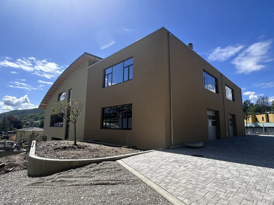 NOUVEL IMMEUBLE COMMERCIAL DE 2670 M² À VACALLO