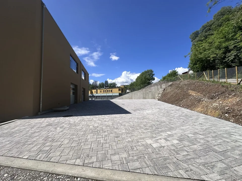 NOUVEL IMMEUBLE COMMERCIAL DE 2670 M² À VACALLO