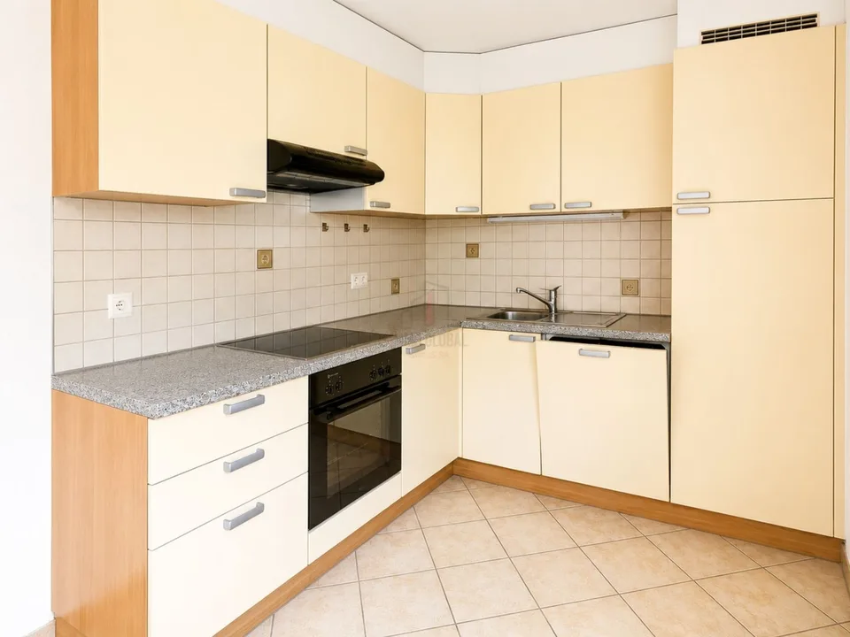 SPLENDIDES VIERZIMMERWOHNUNG IN GRÜNER UMGEBUNG