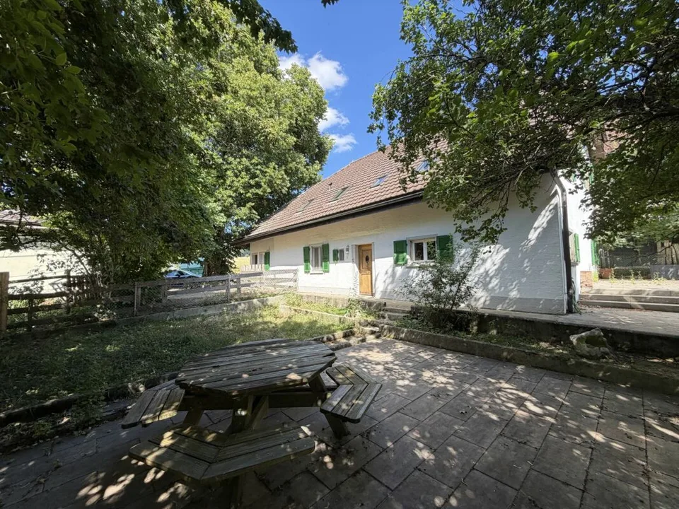 Schönes Haus mit unabhängiger Wohnung und 4'500 m2 Grundstück