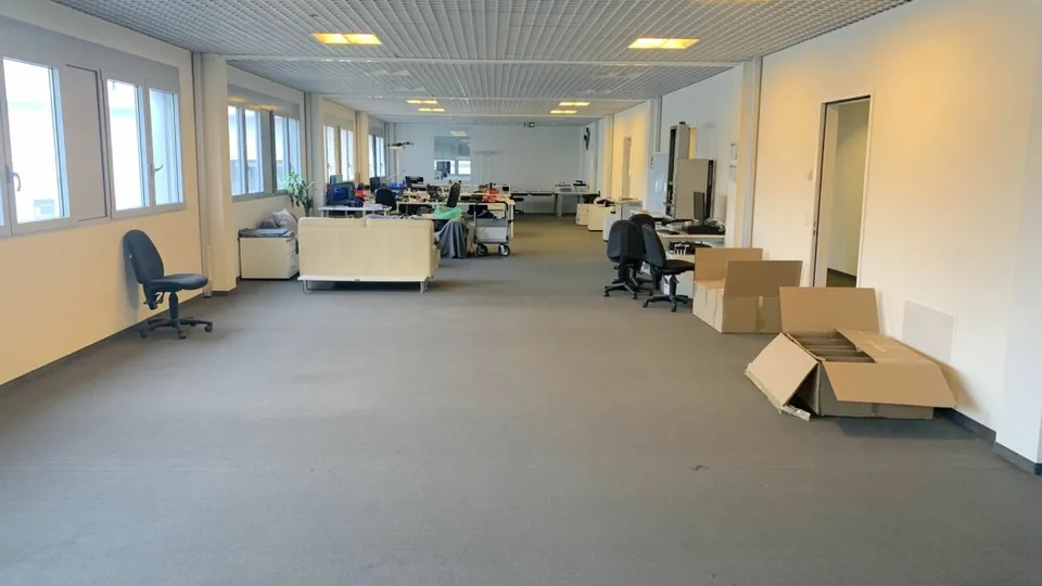 Mietbüros, Werkstatt und Lagerfläche von 2700 m2 in Cheseaux