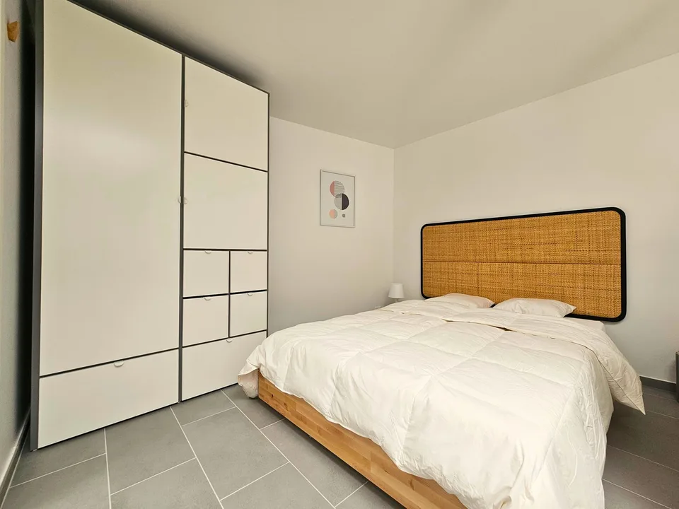 Modern Top-Floor Studio Near Metro - 15 Min to City Centre