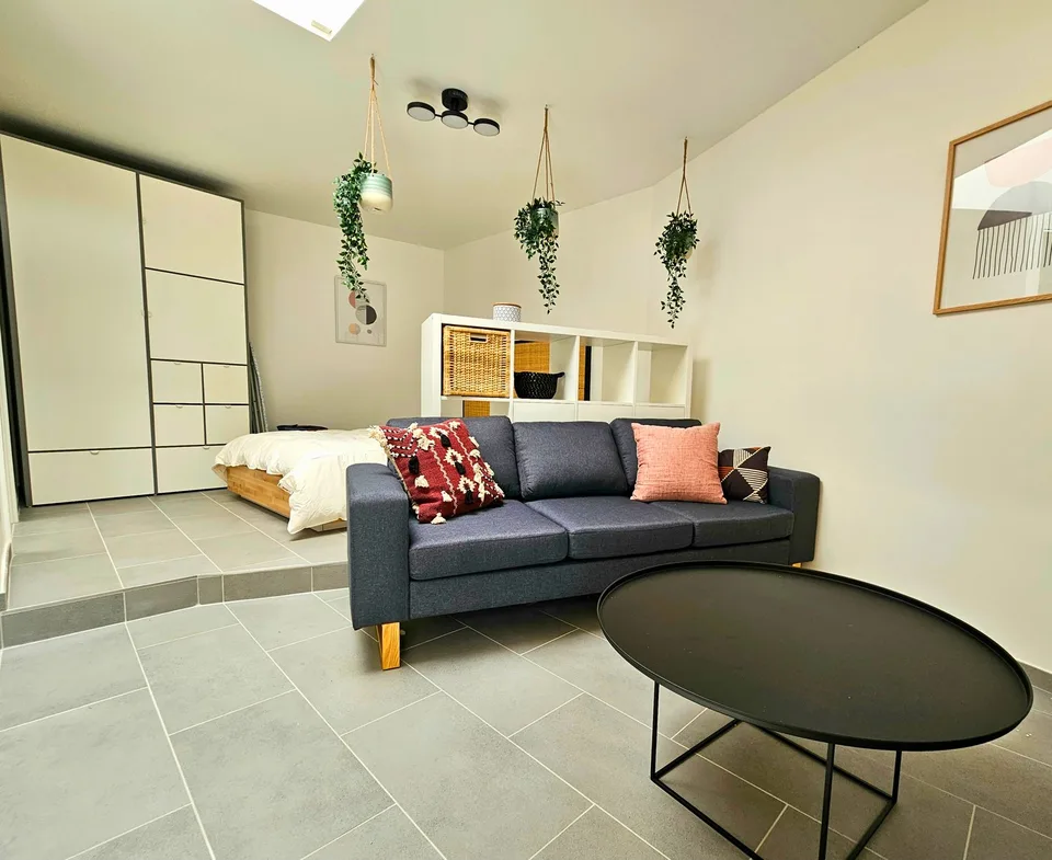 Modern Top-Floor Studio Near Metro - 15 Min to City Centre