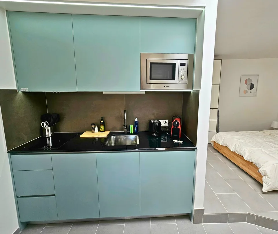 Modern Top-Floor Studio Near Metro - 15 Min to City Centre