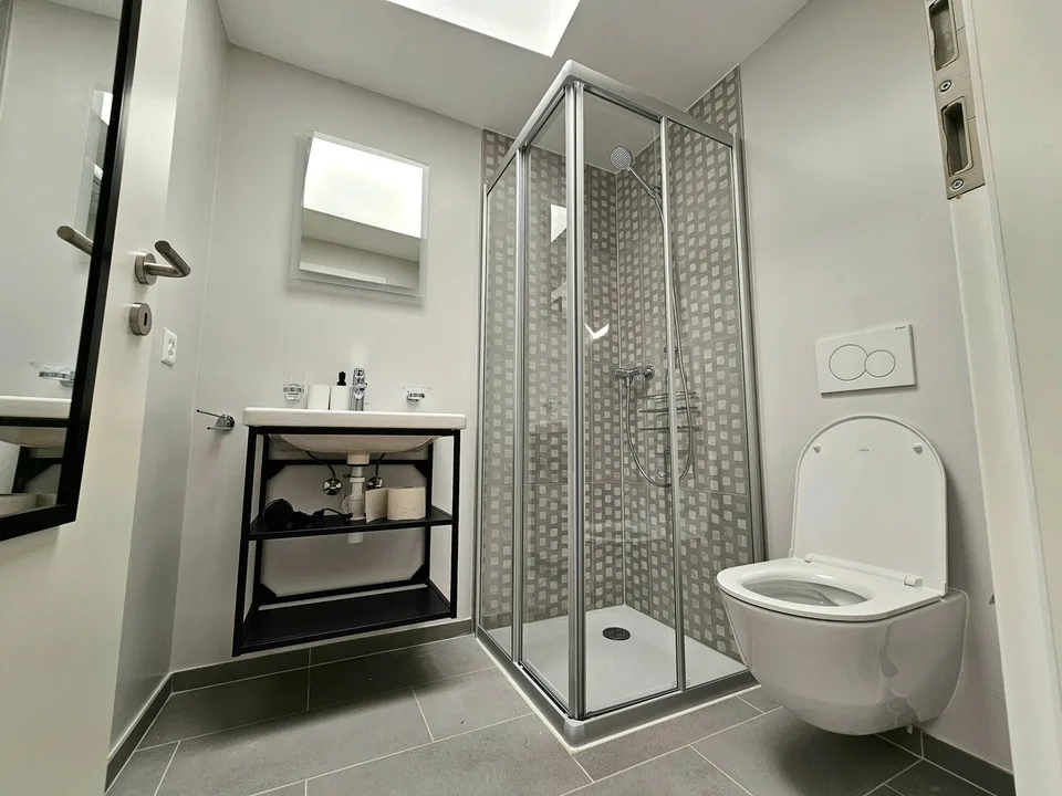 Modern Top-Floor Studio Near Metro - 15 Min to City Centre – Foto 7 von 11